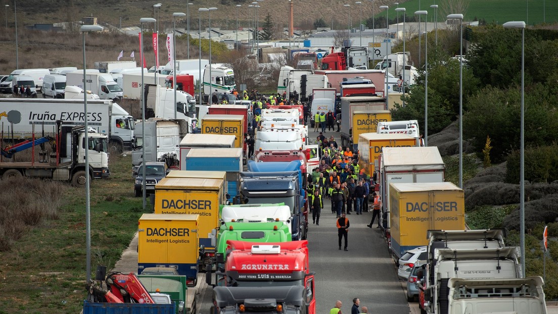 Desde desabastecimientos en supermercados a problemas en la producción: ¿qué está pasando con los camioneros en España?