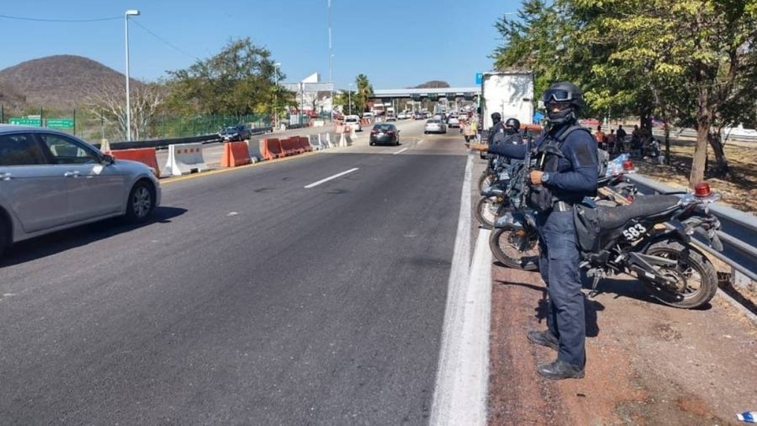 Dejan sobre un automóvil 6 cabezas humanas y una 'narcomanta' en el estado mexicano de Guerrero