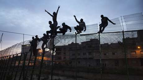 Más de 2.500 migrantes intentan entrar en España saltando la valla de Melilla