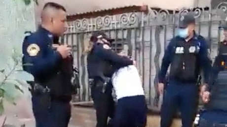 Policías agreden a un repartidor de comida, a su esposa y a sus hijas menores en Ciudad de México (VIDEOS)