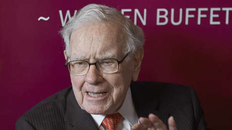 Warren Buffett apuesta por invertir en ferrocarriles, pero no convence a todos: «es una mala idea»