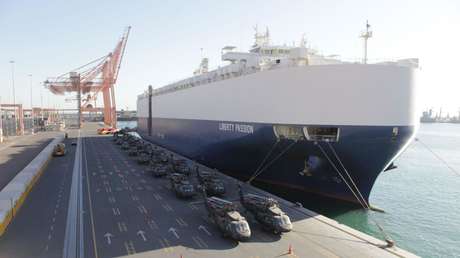 Un buque estadounidense con equipo militar se dirige a una base en Grecia para reforzar las fuerzas de la OTAN en la región
