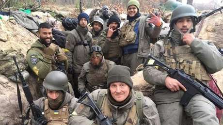 FOTO: Voluntarios de la legión ucraniana para extranjeros llegan a sus posiciones cerca de Kiev
