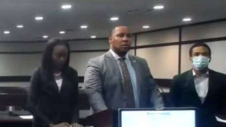 Sentencian a dos años de arresto domiciliario a un empleado de Dunkin’ que golpeó mortalmente a un cliente por un insulto racial