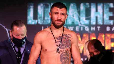 La estrella del boxeo Vasyl Lomachenko decide defender Ucrania y no peleará con George Kambosos por los cinturones del peso ligero