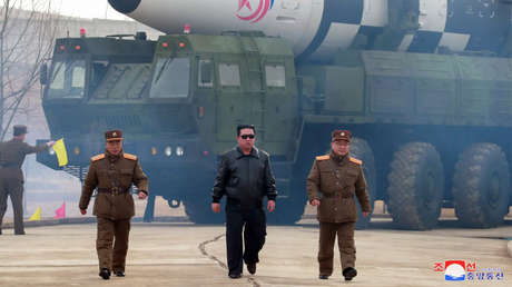 En un video épico Kim Jong-un supervisa el lanzamiento de un nuevo misil balístico de largo alcance