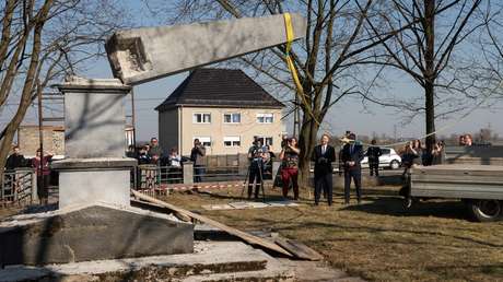 Transmiten en vivo en Polonia el desmantelamiento de un monumento a los soldados soviéticos que liberaron el país de los nazis