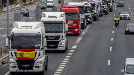 El sector de camioneros convocante de las protestas en España mantiene su pulso al Gobierno y continúa con los paros