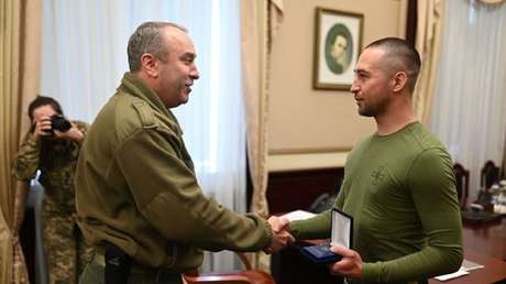 El militar ucraniano dado por muerto por Kiev y famoso por supuestamente "mandar a la mierda" un buque ruso regresa a casa sano y salvo