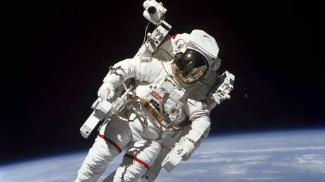 FotografÃ­an desde la Tierra a un astronauta de la EEI en plena caminata espacial (FOTO)