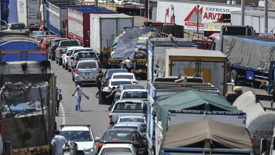 Bloqueos de carreteras y enfrentamientos con la policía: nueva jornada de paro de los transportistas en Perú por el alza de los combustibles