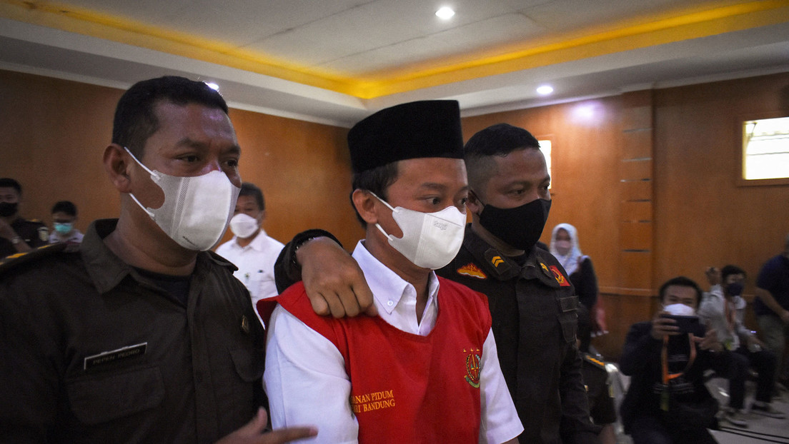 Pena de muerte para un maestro en Indonesia que violó a 13 estudiantes del internado islámico que dirigía - RT
