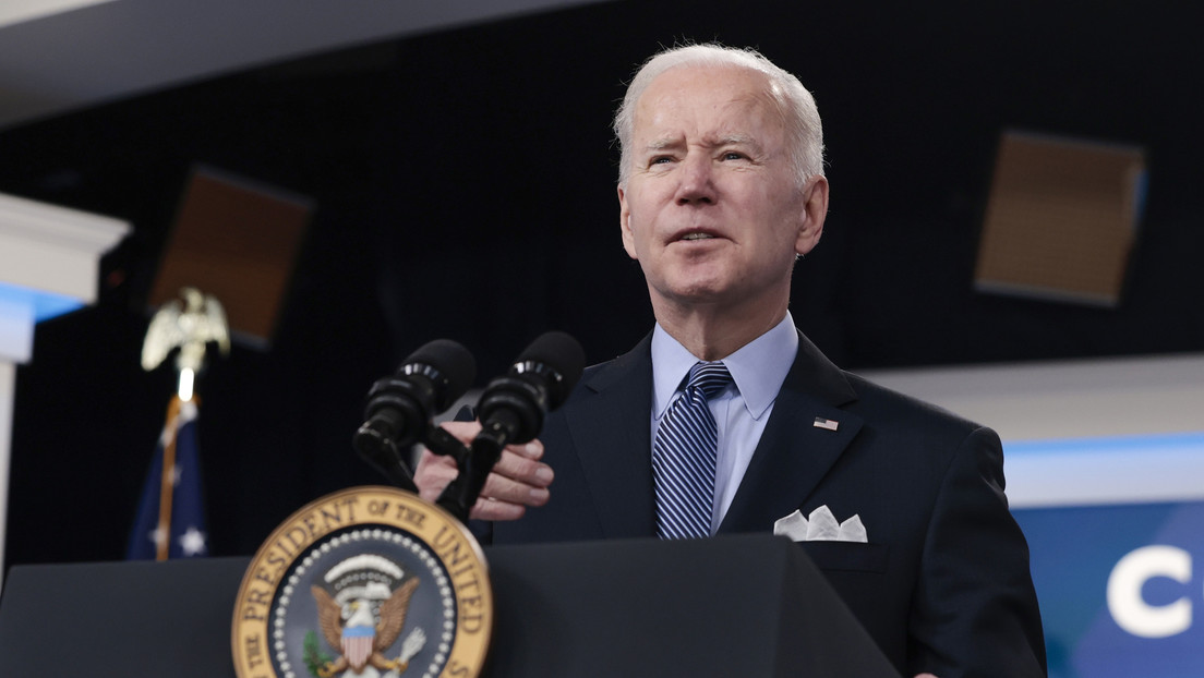 Biden firma proyectos de ley para suspender relaciones comerciales normales con Moscú y Minsk y prohibir la importación de productos energéticos rusos