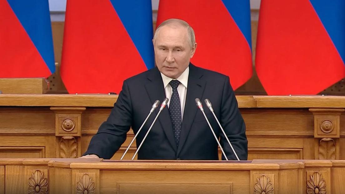 Putin: Si alguien interviene en la situación en Ucrania desde el exterior, la respuesta será 