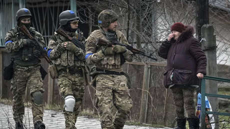 Analista: Se fabrican historias de supuestos crímenes de militares rusos, mientras son las tropas de Kiev las que en realidad cometen atrocidades