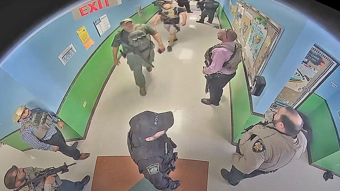 Publican un video que muestra a los policías esperando más de una hora para neutralizar al tirador que mató a 21 personas en una escuela de Uvalde