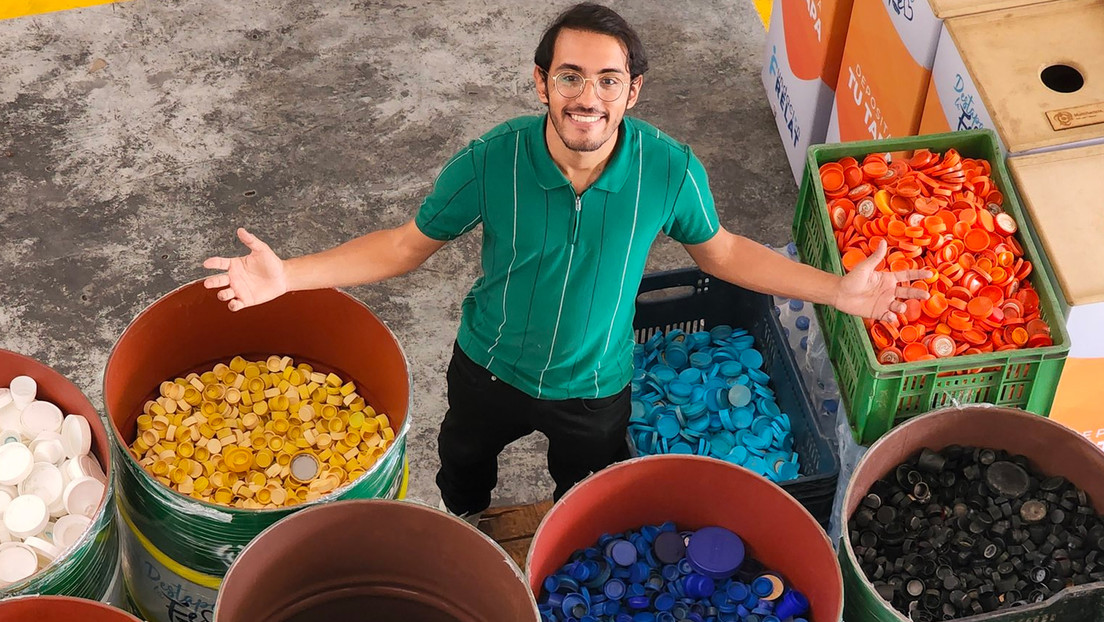 Arte, reciclaje y fe: un artista venezolano crea un mural gigante con más de 23.000 tapas de plástico