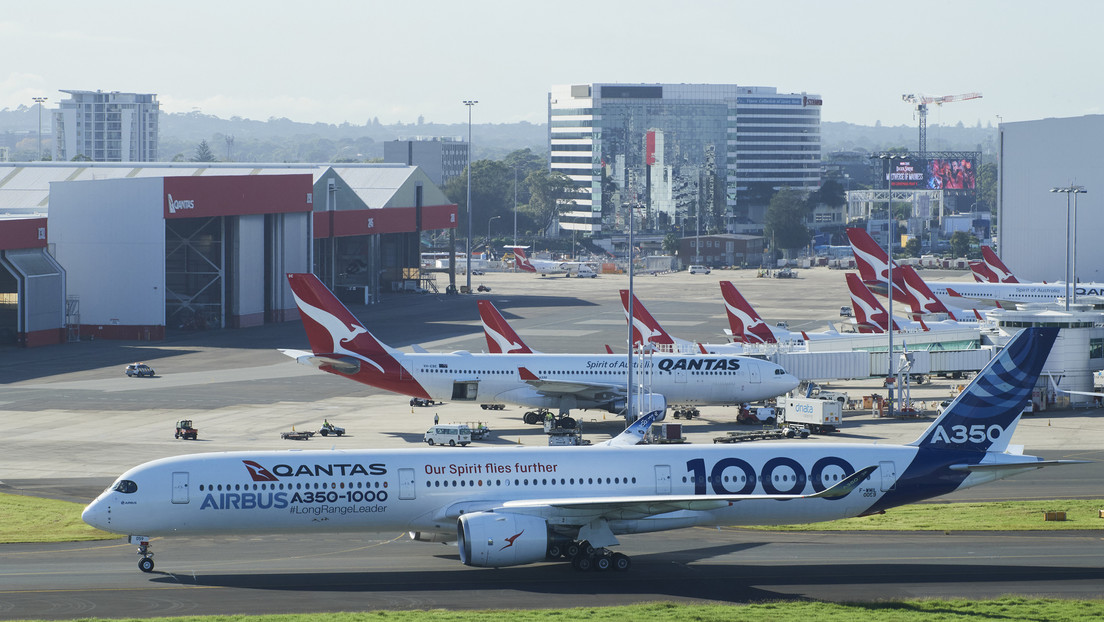 La mayor aerolínea de Australia pide a sus ejecutivos que trabajen como auxiliares de equipaje debido a una escasez crítica de mano de obra