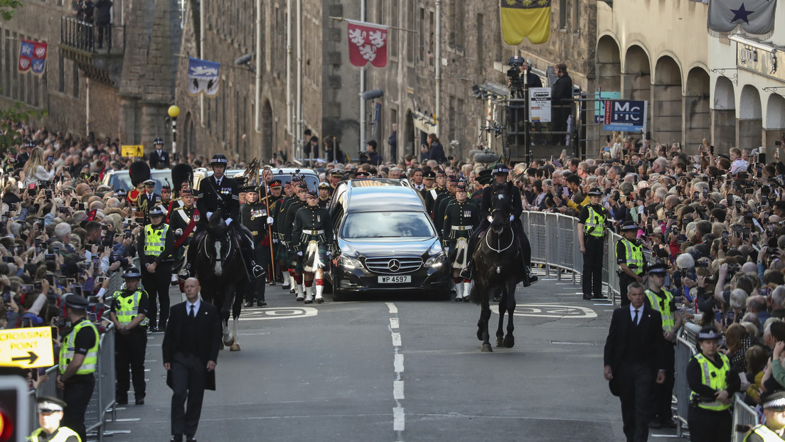 FOTOS, VIDEO: Trasladan el ataúd de la reina Isabel II a la capital de Escocia