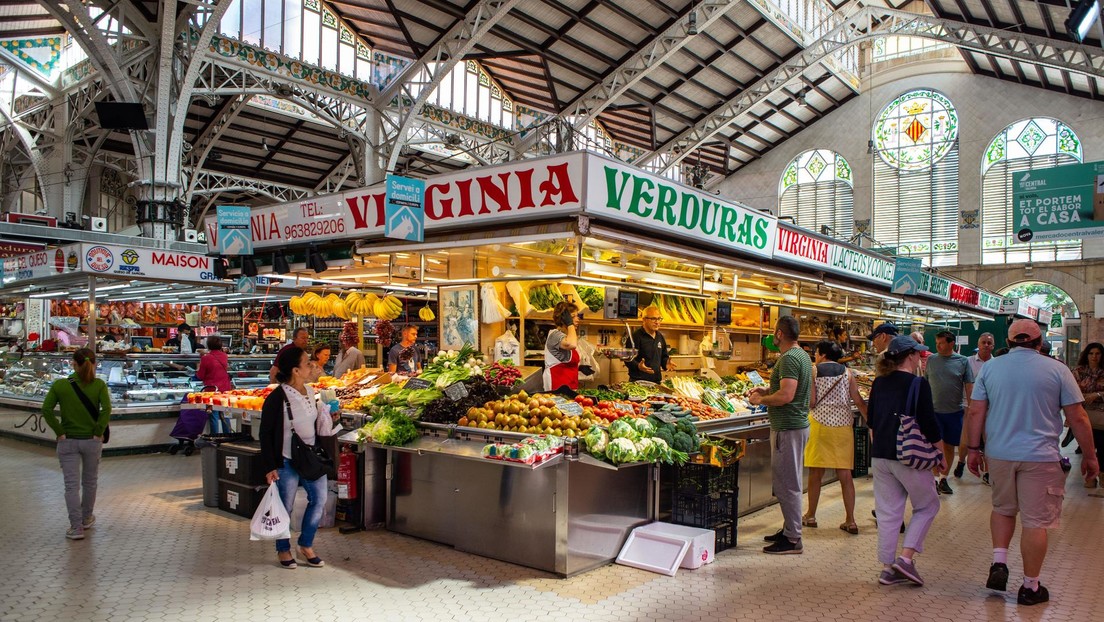 El debate sobre la inflación que se abre en España: ¿se debe limitar el precio de los alimentos básicos?