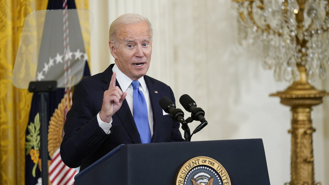 Instan a Biden a someterse a una prueba cognitiva tras 'hablar' con una congresista fallecida