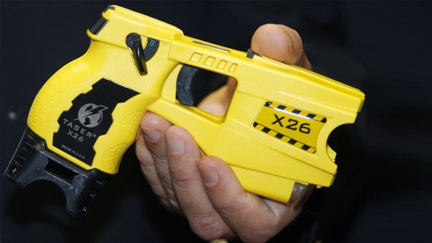 Una mujer de 80 años sufre fracturas tras ser disparada con un 'taser' por policías