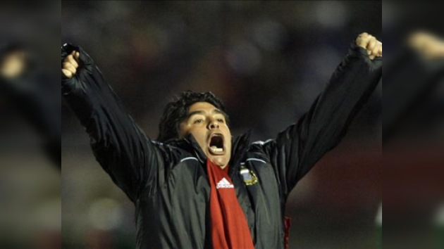Maradona seguirá cuatro años más a cargo de la selección argentina