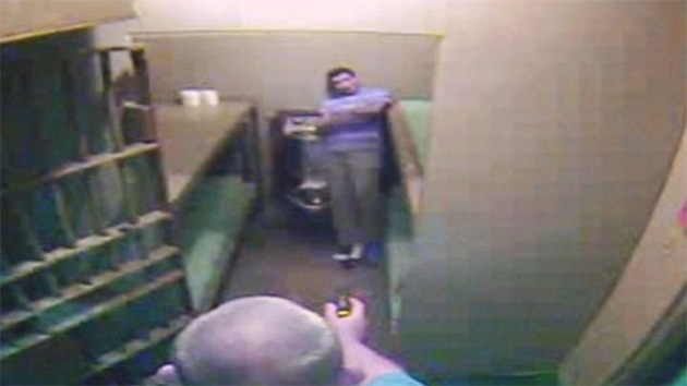 Video: Dos policías de EE.UU. torturan a detenidos no violentos con pistola eléctrica