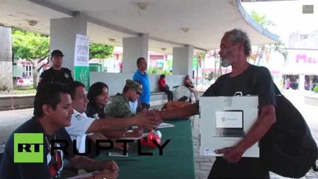 Video: En México regalan iPads y portátiles a quien entregue sus armas