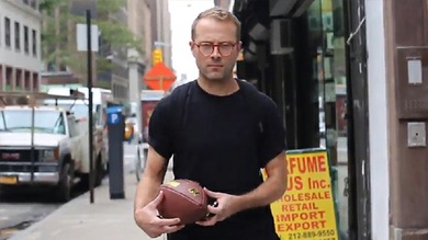 Acoso parodiado: Un hombre blanco recibe saludos y pelotas en las calles de Nueva York