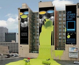 Cuando la publicidad se sale de madre... y del muro