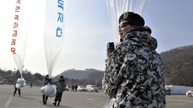 Video: Surcoreanos lanzan una campaña propagandística 'aérea' hacia Corea del Norte