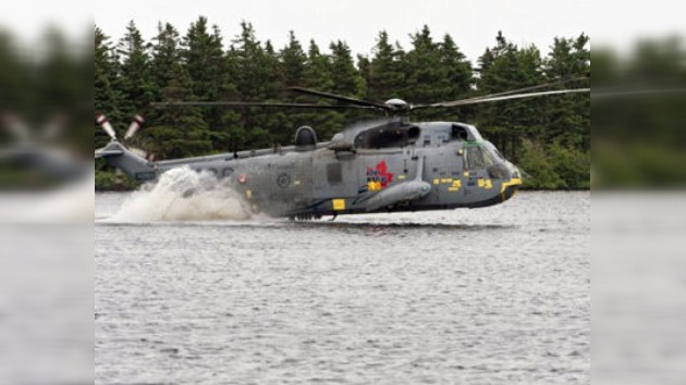 El príncipe Guillermo ameriza un helicóptero en un lago canadiense