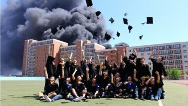 Escándalo en China: graduados felices posan delante de residencia estudiantil en llamas
