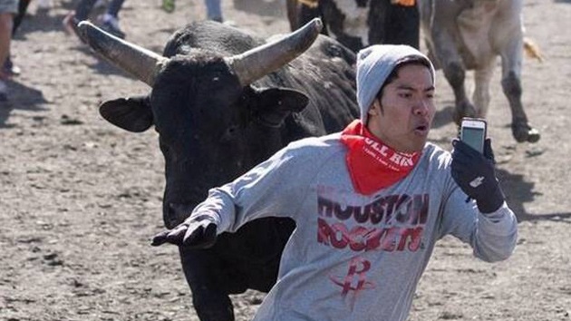 El video más peligroso: un joven se graba mientras es perseguido por toros