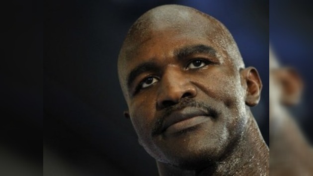 Holyfield renuncia a su título mundial para pelear con Povetkin