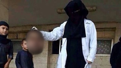 Una estudiante médica de 21 años posa con una cabeza humana