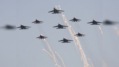 El caza de quinta generación T-50 asoma la nariz en MAKS-2011