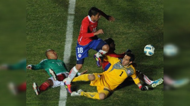 Chile toma el mando del Grupo C tras remontar a México