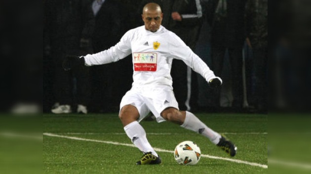 Roberto Carlos debuta en el fútbol ruso frente al campeón de la liga