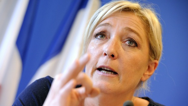 La líder ultraderechista francesa pide prohibir el velo y la kipá
