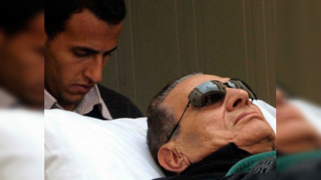 Mubarak, "un hombre justo y no un tirano", en la camilla ante el tribunal