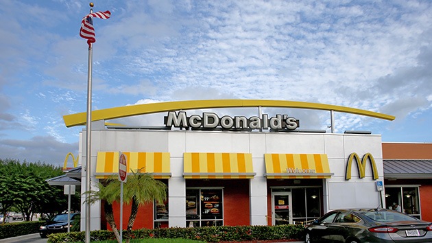 McDonald's a sus empleados: Troceen más su comida para "sentirse llenos" y canten