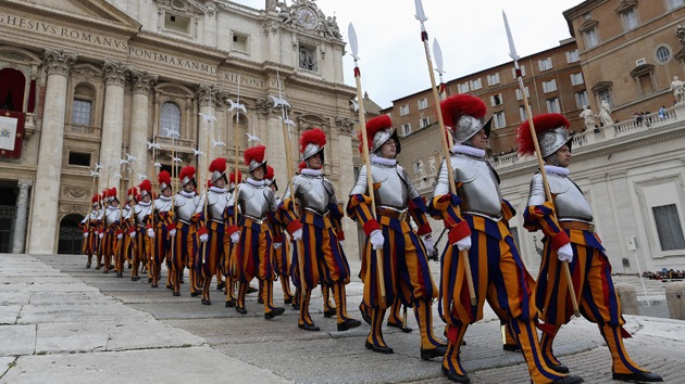 Exjefe de la Guardia Suiza: La sociedad gay secreta del Vaticano amenaza su seguridad