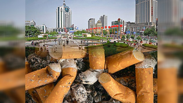 Residentes chinos ganan dinero recogiendo colillas