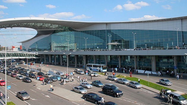 Rusia: Un avión aterriza de emergencia en Moscú por una falla eléctrica