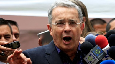 Un senador acusa a Uribe de narcotráfico y paramilitarismo