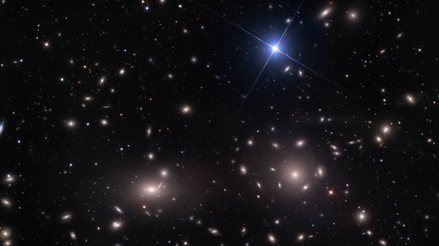 FOTO: Espectacular imagen de un cúmulo de galaxias