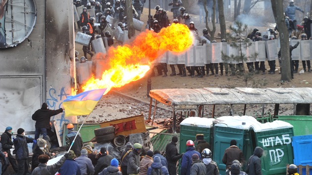 Disturbios 'medievales' en Kiev: los manifestantes construyen una catapulta