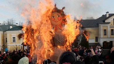 Máslenitsa, el 'carnaval' ruso que despide el frío con 'blinis', juegos y quema de muñecos